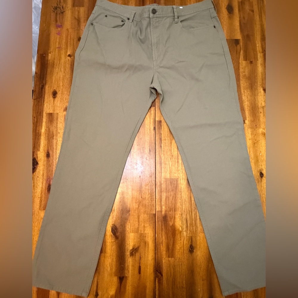 Classic Men's Genteal 5 pocket olive green khakis size 40x32